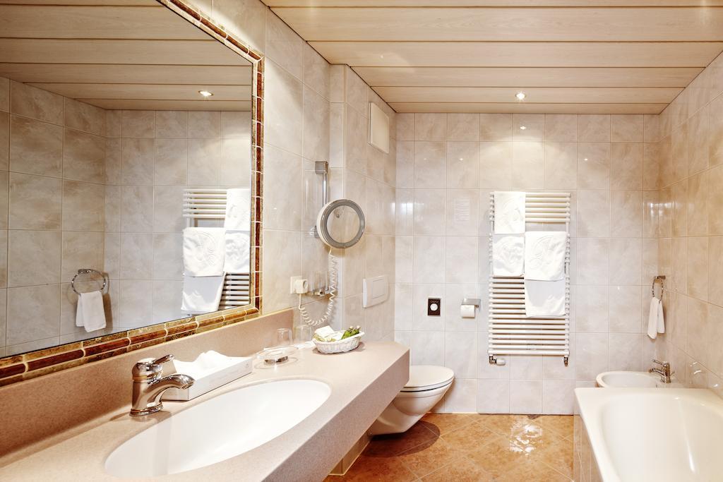Hotel Berghof Crystal Spa & Sports Тукс Екстериор снимка